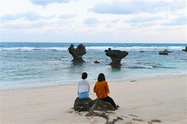 古宇利大橋から古宇利島を望む