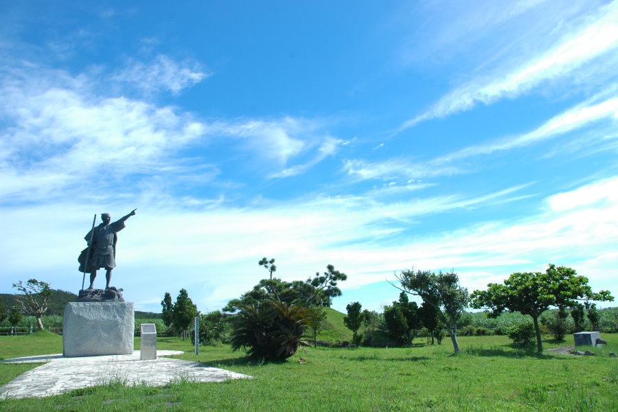 尚円王御庭公園。若き日の金丸（尚円王）の像が凛々しい