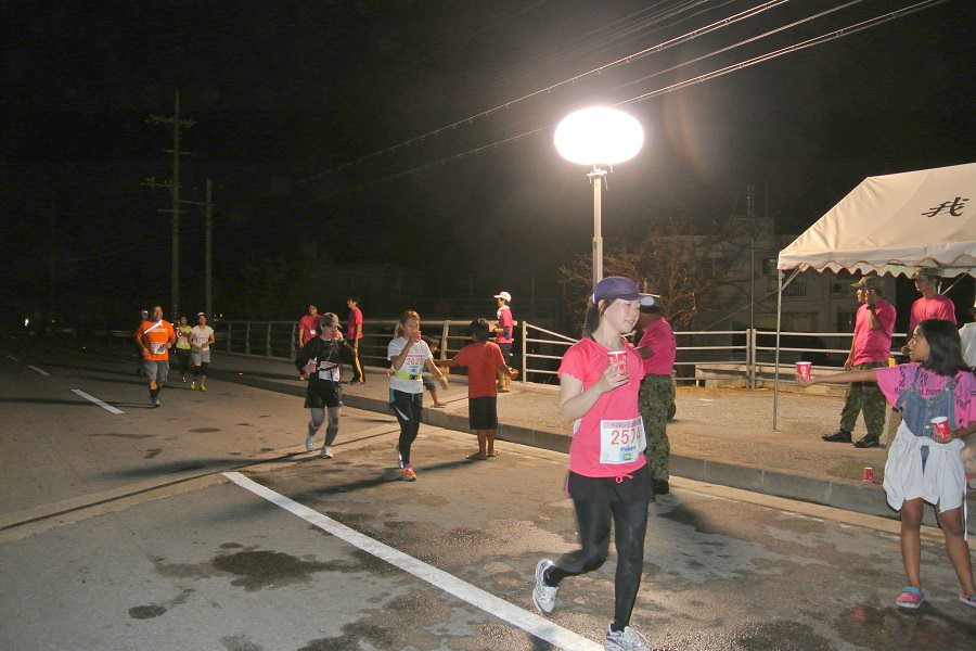 島中の人たちが総出でランナーを応援してくれます