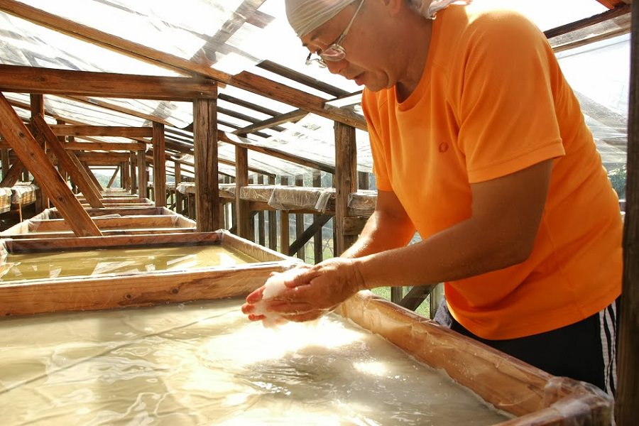 風と太陽で海水を濃縮。天日と手作業でじっくり仕上げます