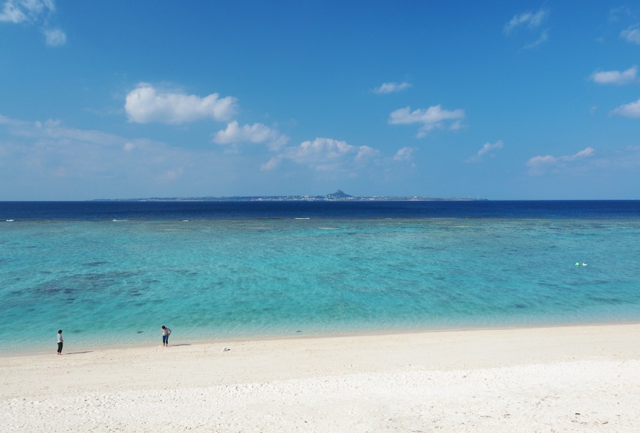 瀬底ビーチの沖には、水平線に浮かぶ伊江島が見える
