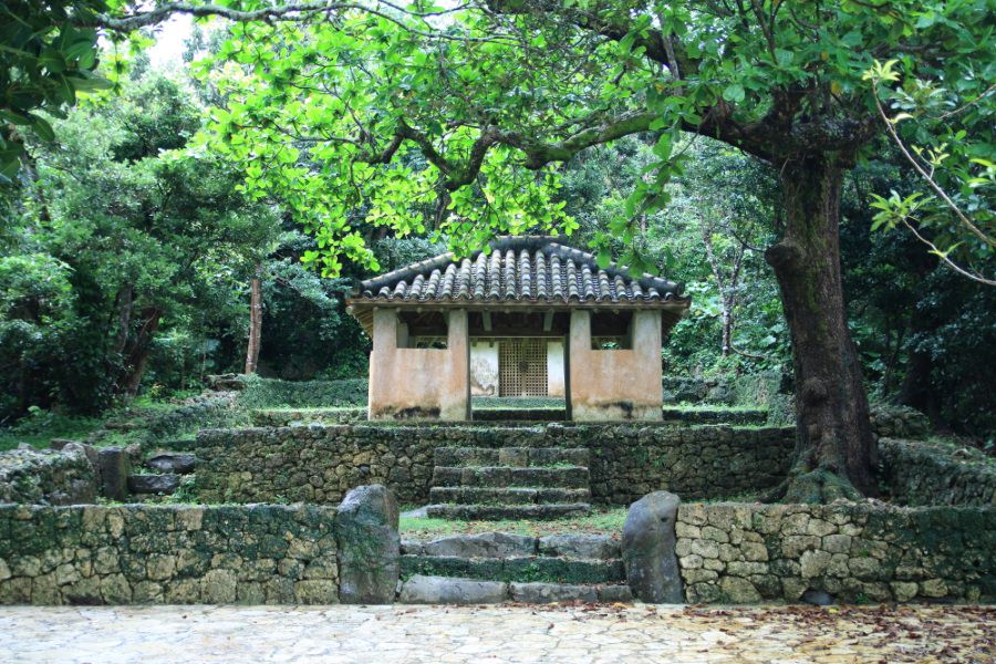 島の中心地に位置する瀬底土帝君は国指定重要文化財