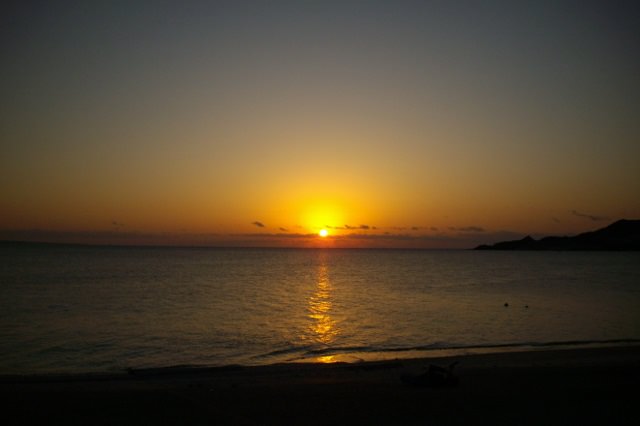 東シナ海に沈む夕日は、その美しさで心を優しく包み込む