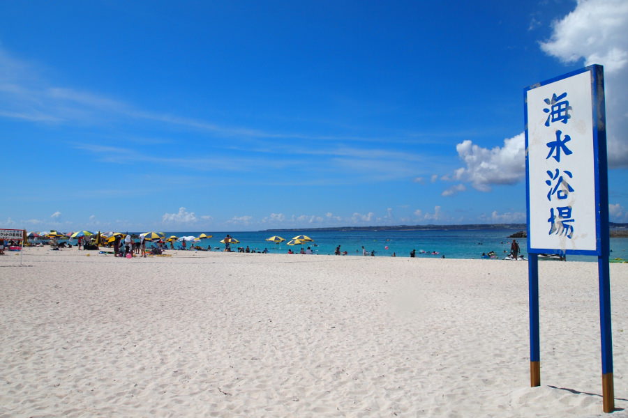 ビーチでは、海水浴だけでなくマリンアクティビティも