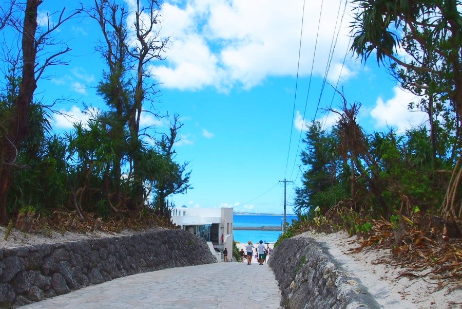 水納ビーチへ続く島のメインストリート