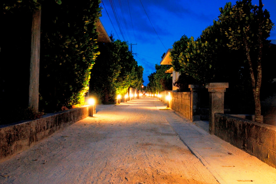 フットライトが白砂の道を照らす（写真／福木島となき）