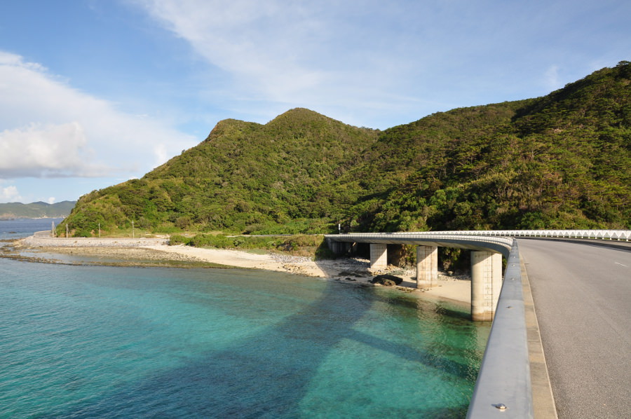 阿嘉島と外地島の間にある慶留間島を２つの橋が結ぶ