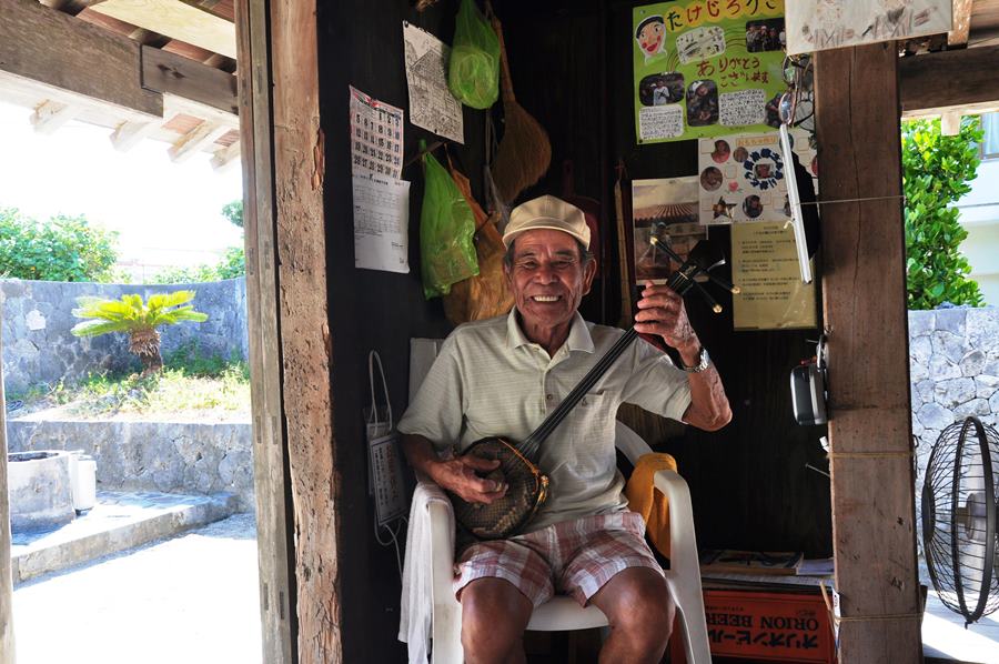 武次郎おじぃと話していると、昔の慶留島の風景がよみがえる