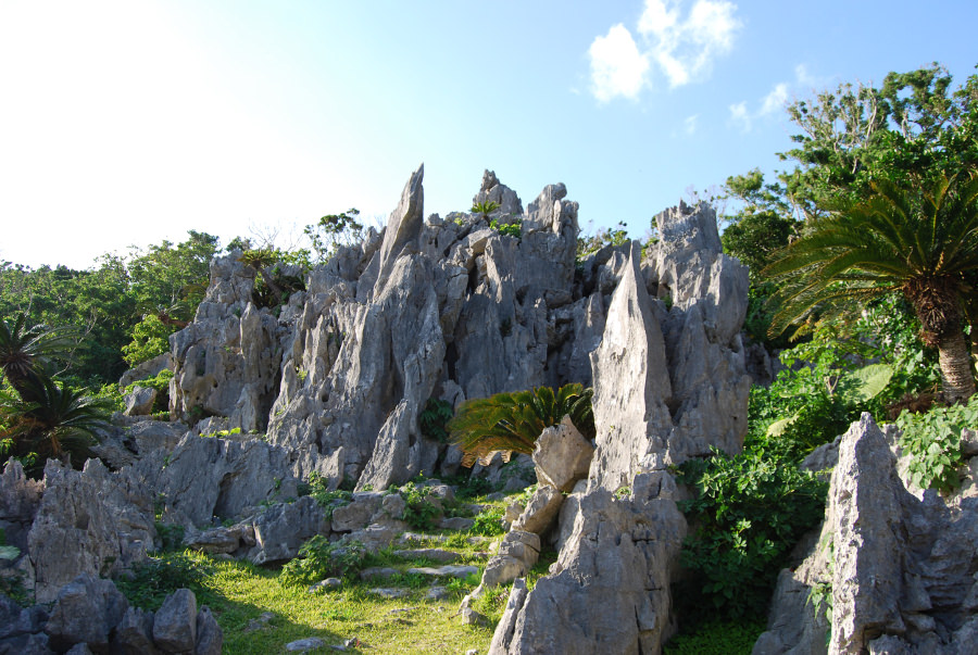 烏帽子岩。切り立つ石灰岩が連なる姿は大石林山の醍醐味