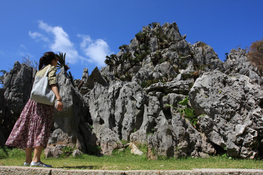 巨大な岩山を目の前にすると、沖縄の自然の力強さを実感する