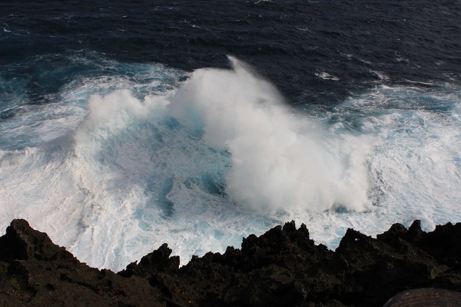 眼下で砕ける荒々しい波