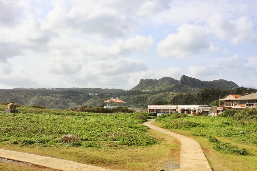 菩薩の横顔にも見えるといわれる、聖地・安須森（あすむい）