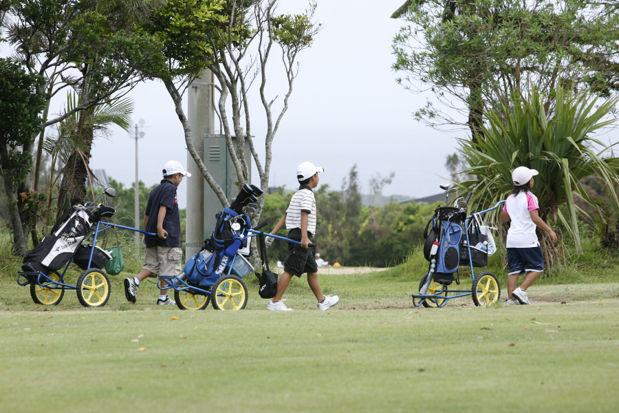 自分でカートをひきながらコースを歩く子どもたちがかわいい