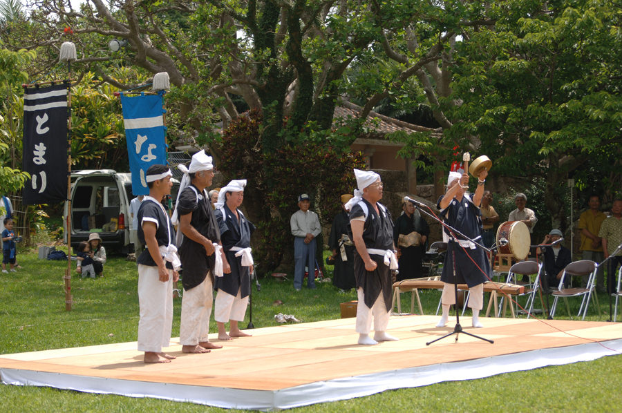 豊見城城跡でのハーリー由来まつりで、ハーリー唄を奉納する