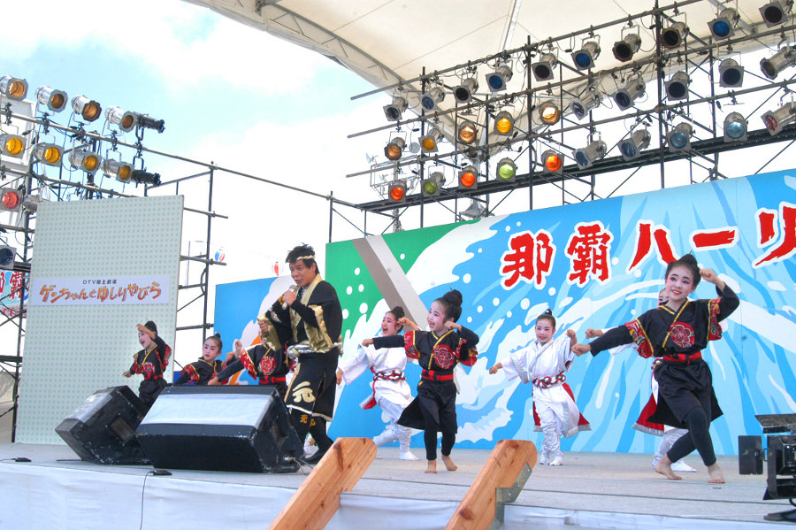 会場ステージで行われる地元芸能人によるショーも楽しい