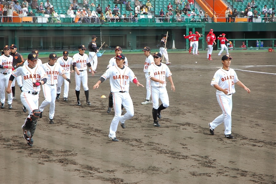 試合前にスターティングメンバーがベンチ前でウォーミングアップ