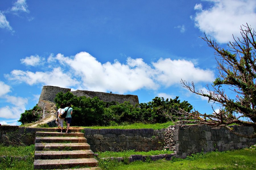 三の曲輪から舎殿や宝物庫があった二の曲輪や一の曲輪を望む
