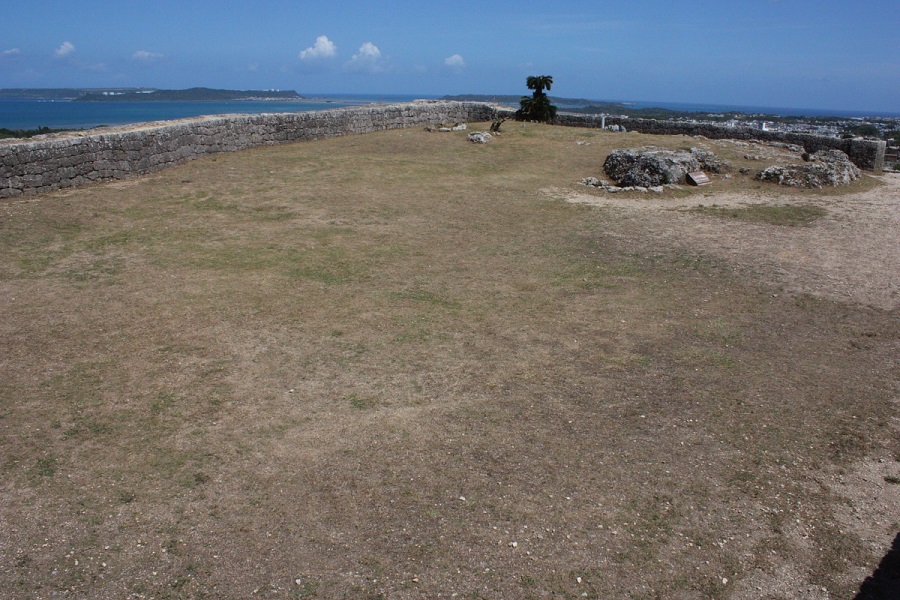 一の曲輪には交易品を収めた宝物庫があったという