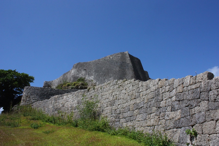 琉球石灰岩の切石が絶壁のように積み重なる