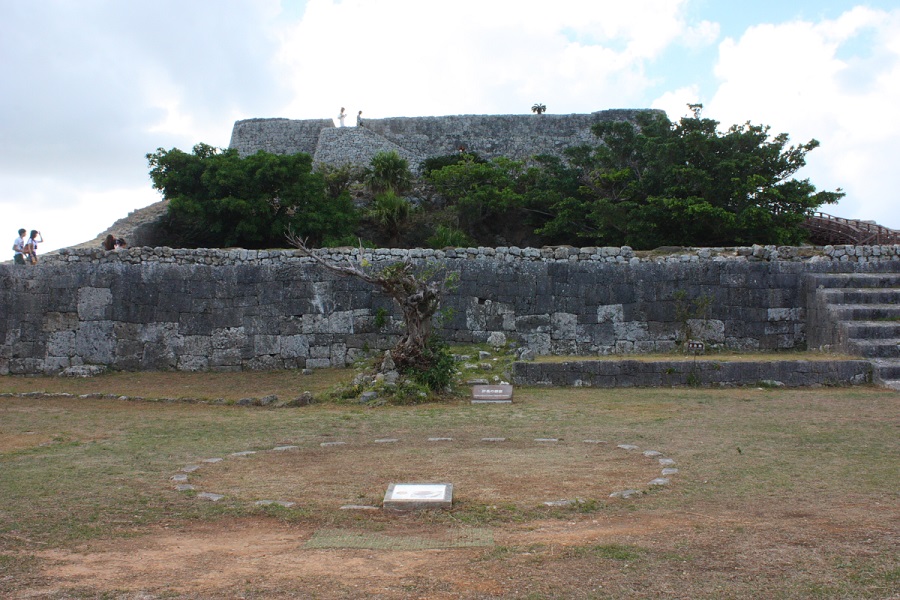 二の丸には今も阿麻和利がまつられている