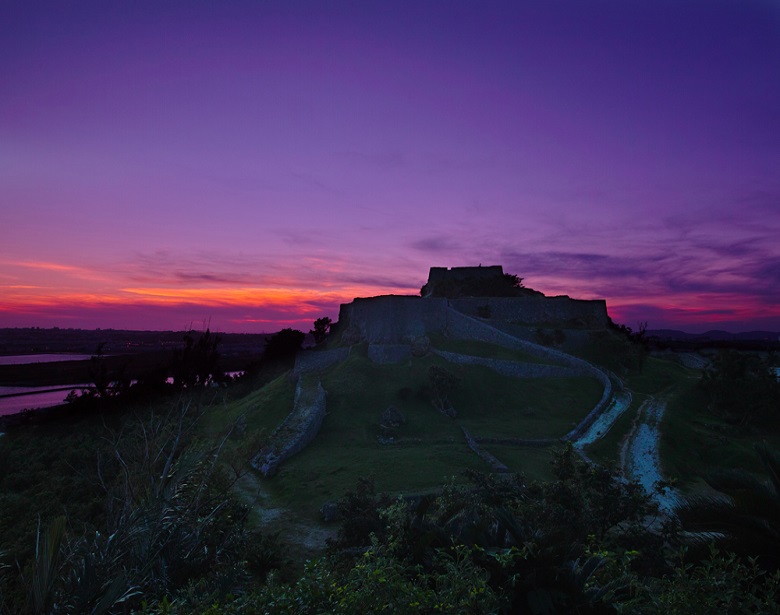 夕日に照らされる阿麻和利の夢