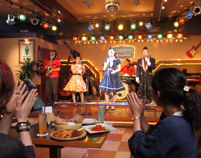 迫力のあるライブ演奏に心躍らせます