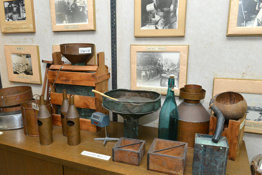 泡盛まさひろギャラリーに並ぶ泡盛の歴史がわかる昔の醸造道具