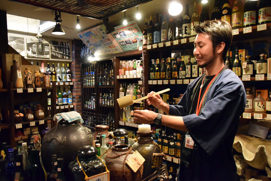 品揃えは約2000本以上！国際通りの　「古酒家（くーすやー）