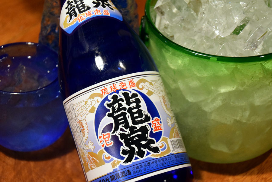 今夜は水割り。涼やかな琉球グラスになみなみと