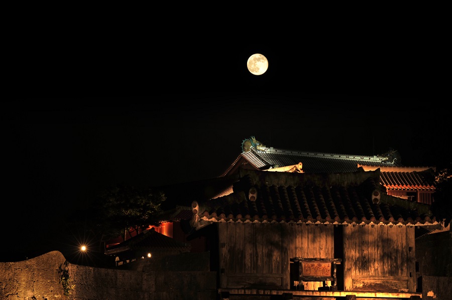 首里城には満月がよく似合う