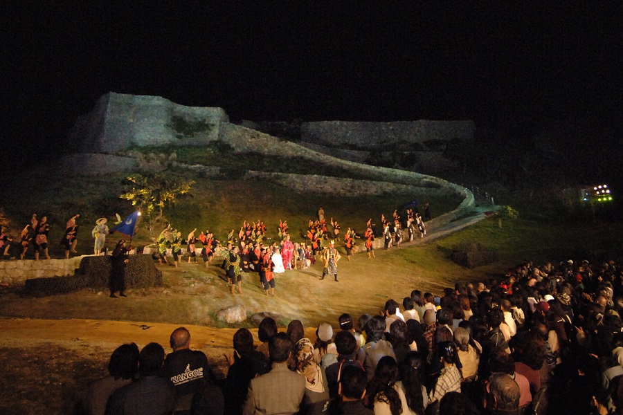 勝連城で行われた現代版組踊「肝高の阿麻和利」より