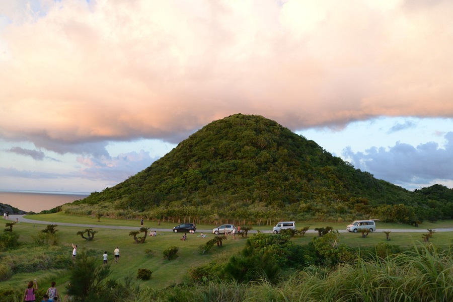 夕暮れ時、にぎわう丘のふもと