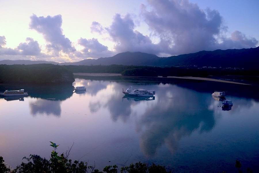 空を映す鏡、朝の静かな川平湾