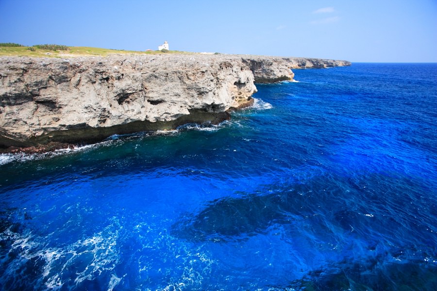 荒々しい崖と紺碧の海が見られる高那崎（たかなざき）