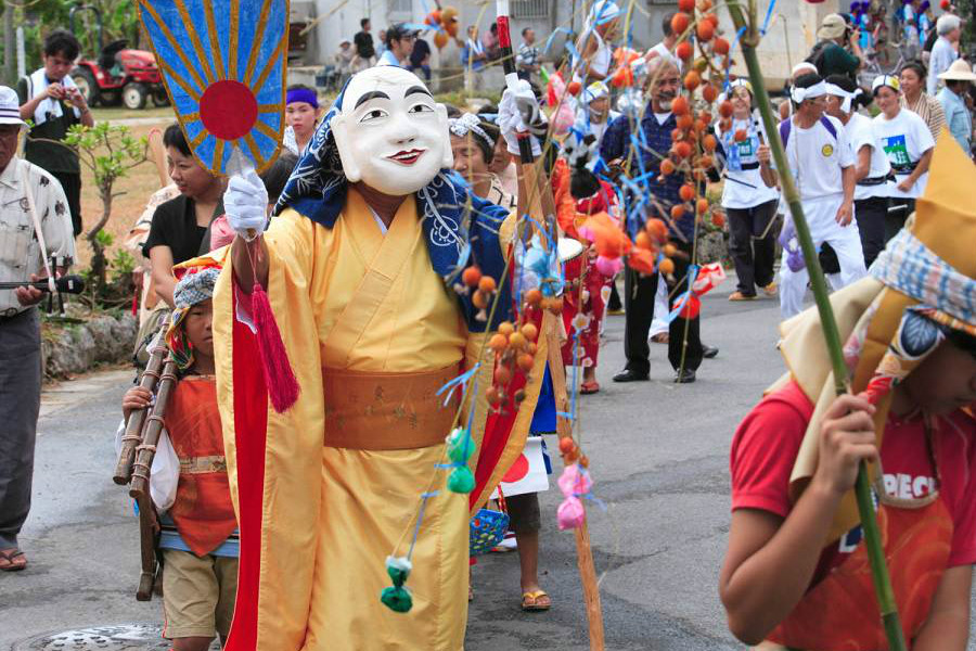 ミルク神を先頭に島を練り歩く「ミチサネー」