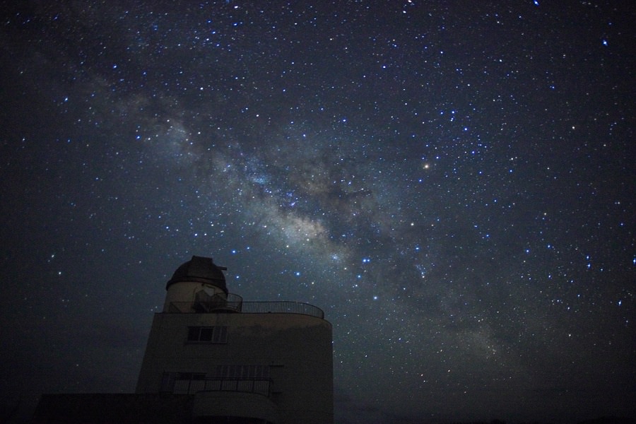 波照間星空観測センターの上に広がる、美しい天の川
