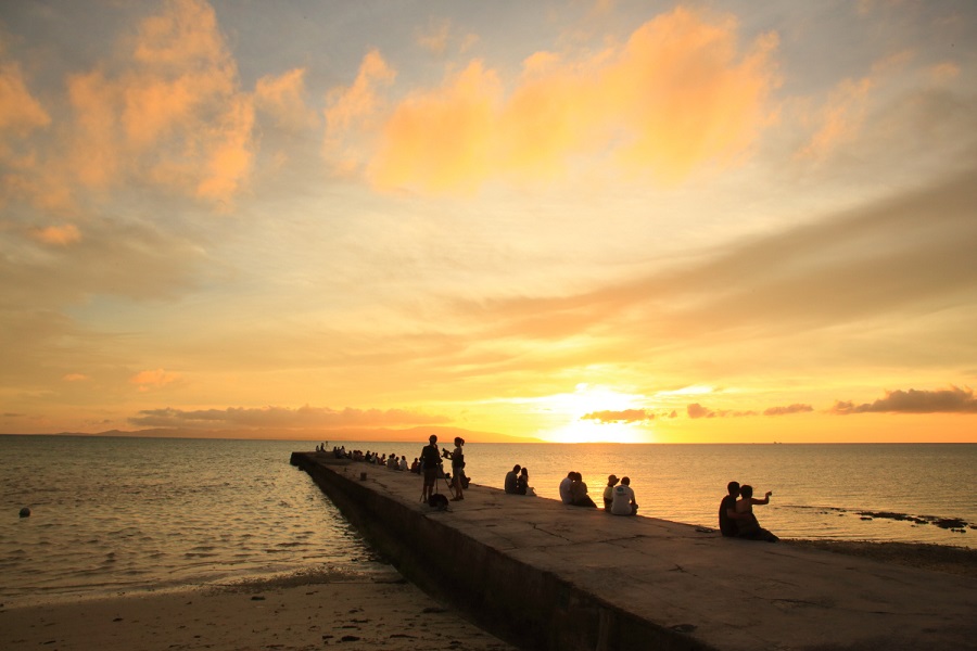 夕日の名所として知られる竹富島の西桟橋