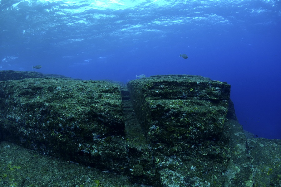 与那国島沖に沈む神秘的な遺跡群（写真／OCVB）