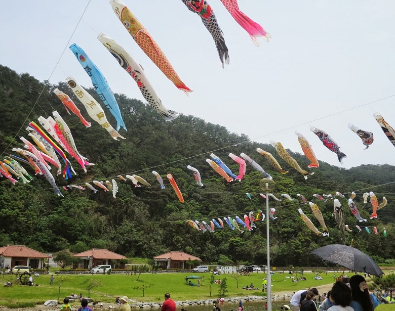 国頭村奥集落の鯉のぼり祭り