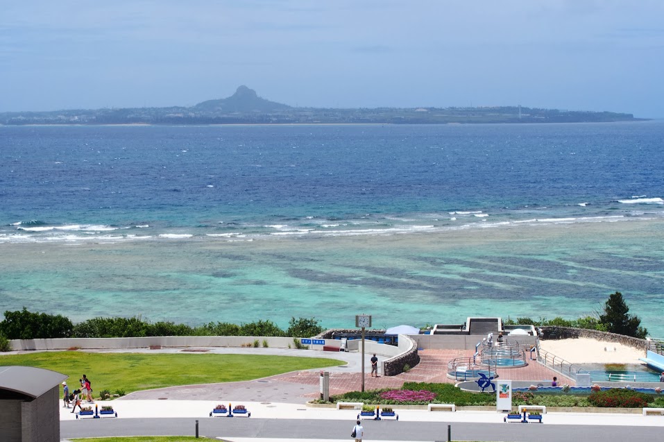 人気の海洋博公園から伊江島を望む 
