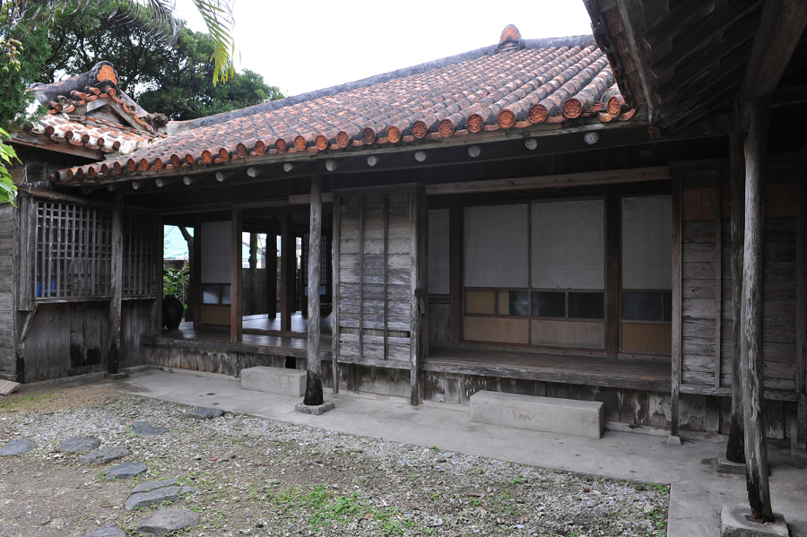 町中にひっそりとたたずむ「津嘉山酒造所」