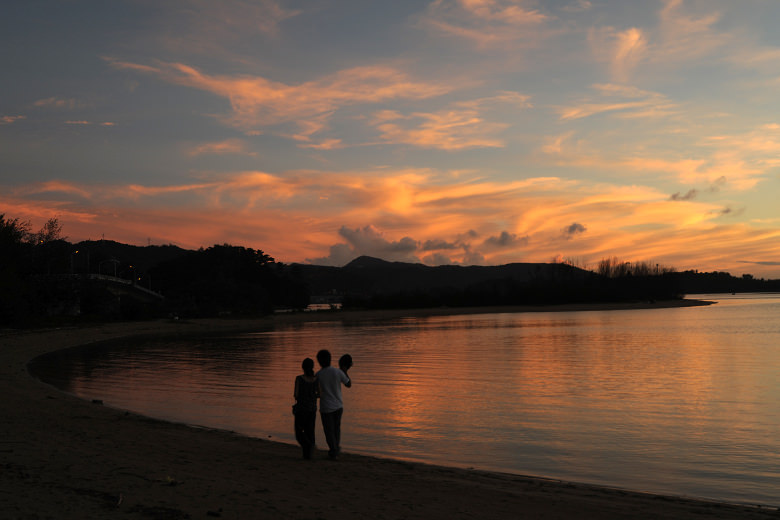 屋我地島の浜から眺める夕陽