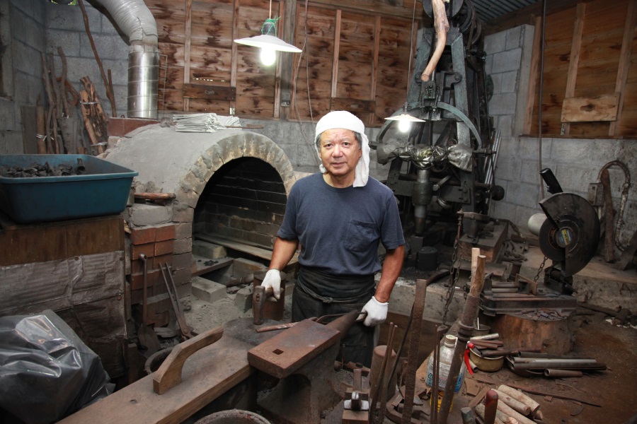 鍛冶場の中で制作に励む、職人の知名さん