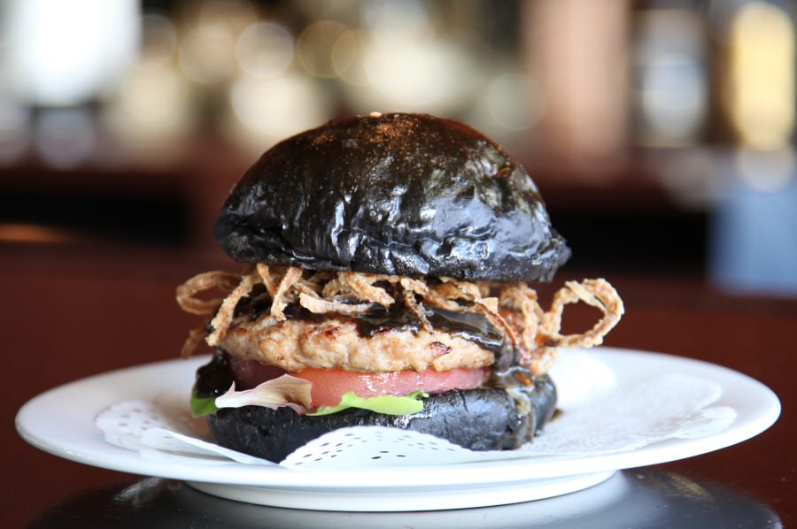 イカスミを練り込んだ黒いバーガー「宜野座黒兵衛」