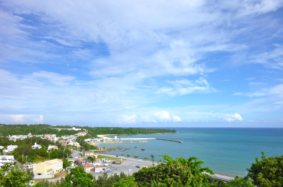 波も穏やかで透明度も高い人気スポットの漢那（かんな）ビーチ 