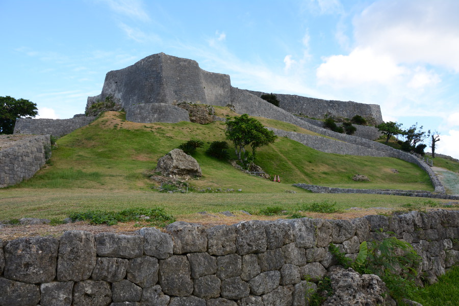 美しい勝連城跡を地元の人たちは愛着を込めて「かっちん」と呼ぶ