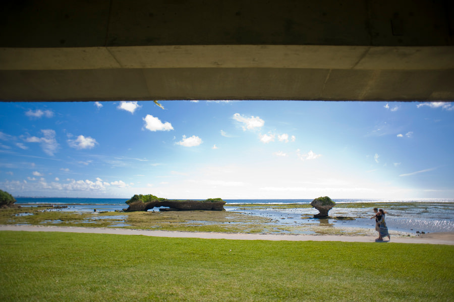 目に飛び込んでくるのは、自然のままの海岸線と青い海
