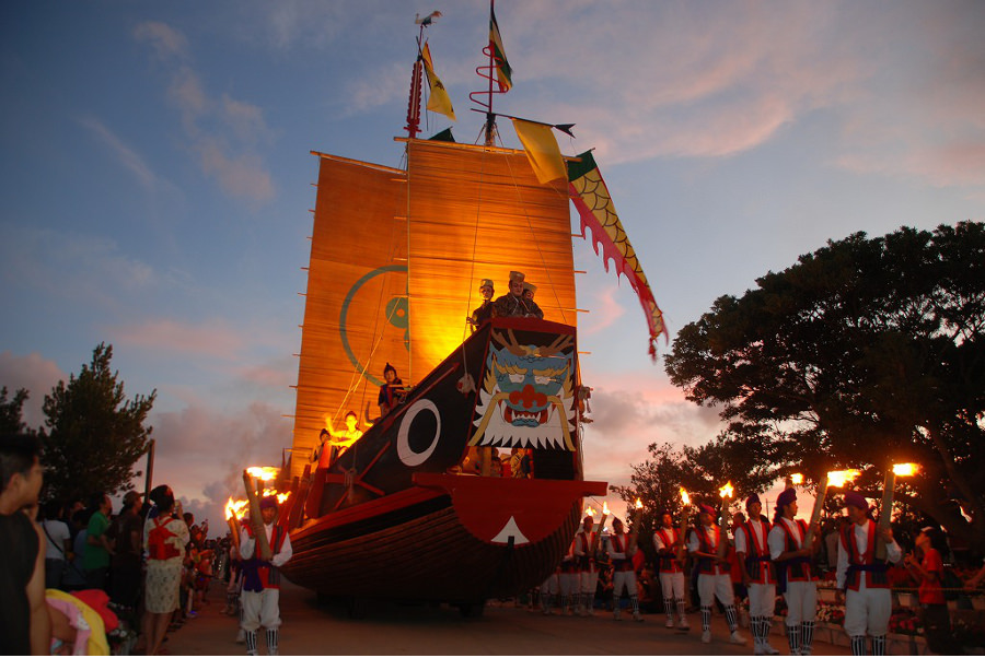 琉球王国を思い起こさせる「進貢船」が読谷まつりに登場