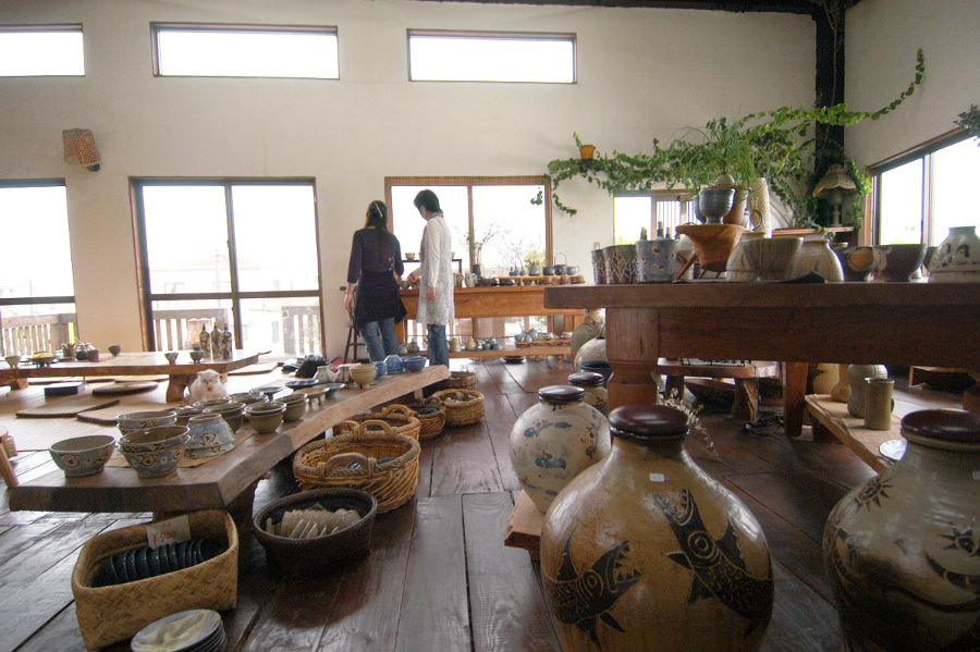 全国にファンが多い“やちむん（焼物）”は読谷を代表する工芸品