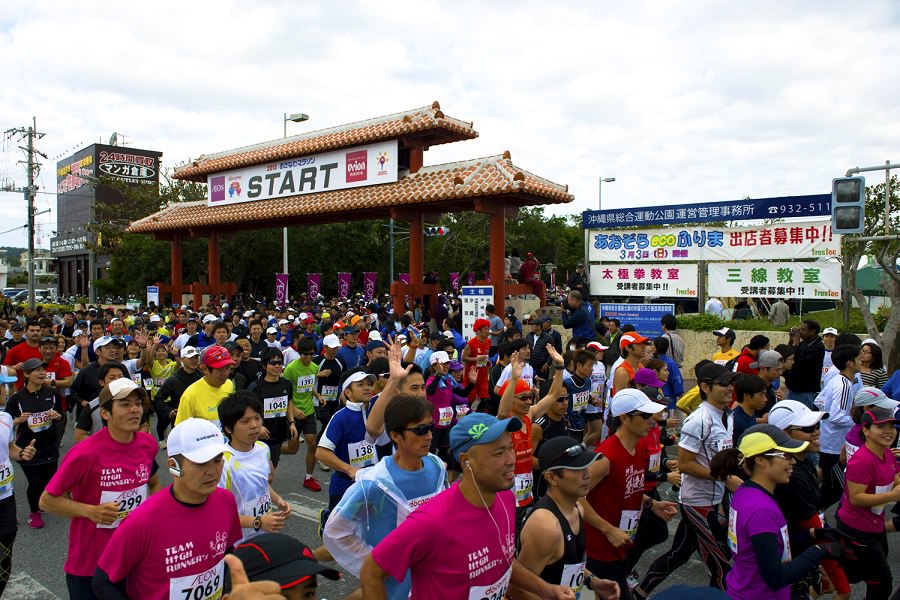 毎年1万3000人以上が参加するおきなわマラソン